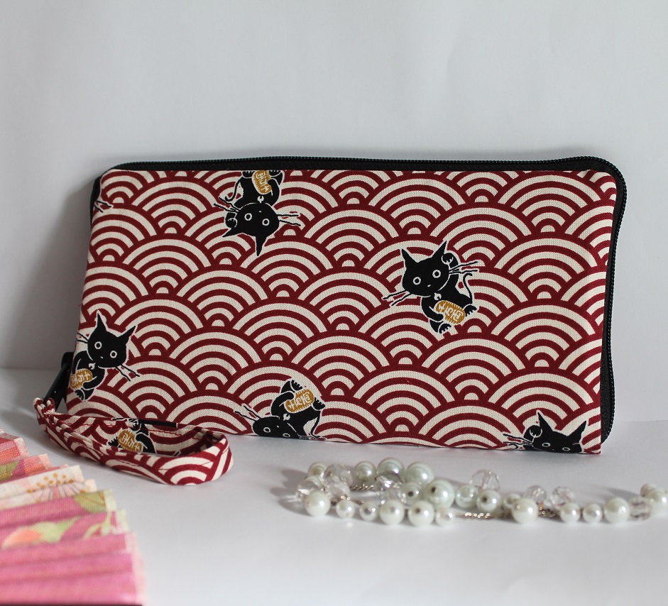 8.3\" long zippered wallet - Maneki white red - black zipper
